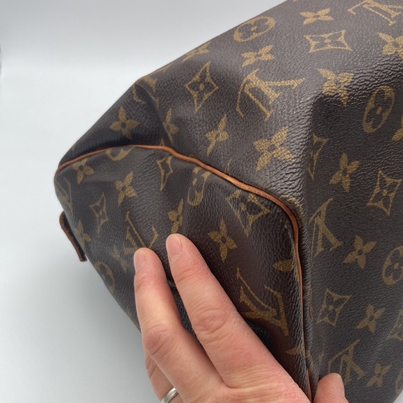 LOUIS VUITTON MONOGRAM SPEEDY 30 HAND BAG W/ LOCK & KEY - Picture 8 of 17